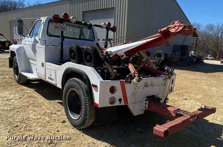 image for item HR9471 1984 Ford 37-2V  tow truck