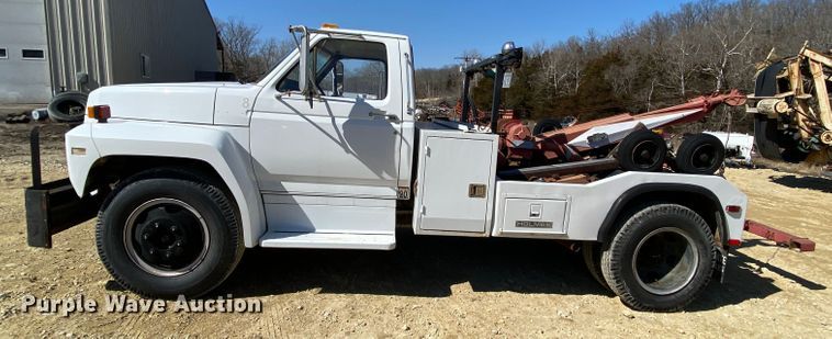 image for item HR9471 1984 Ford 37-2V  tow truck