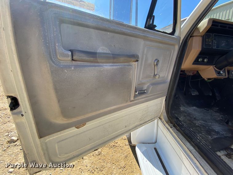 image for item HR9471 1984 Ford 37-2V  tow truck