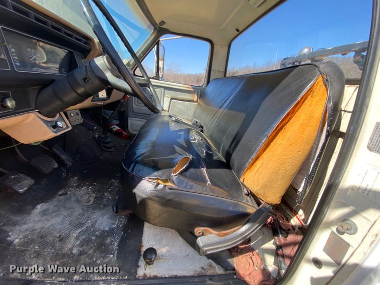 image for item HR9471 1984 Ford 37-2V  tow truck