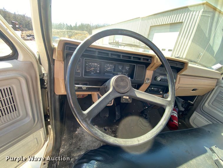 image for item HR9471 1984 Ford 37-2V  tow truck