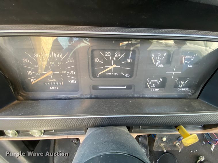 image for item HR9471 1984 Ford 37-2V  tow truck