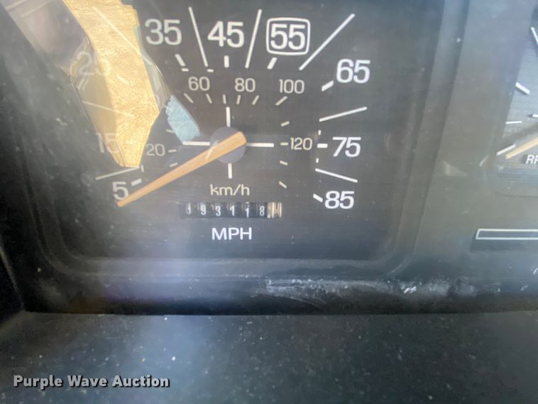 image for item HR9471 1984 Ford 37-2V  tow truck