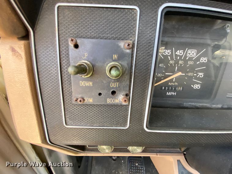 image for item HR9471 1984 Ford 37-2V  tow truck