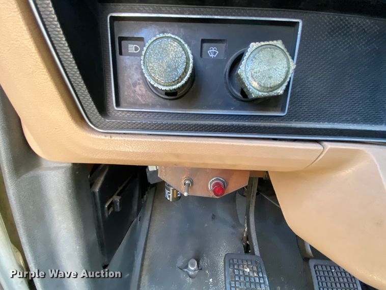 image for item HR9471 1984 Ford 37-2V  tow truck