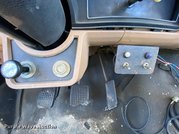 image for item HR9471 1984 Ford 37-2V  tow truck