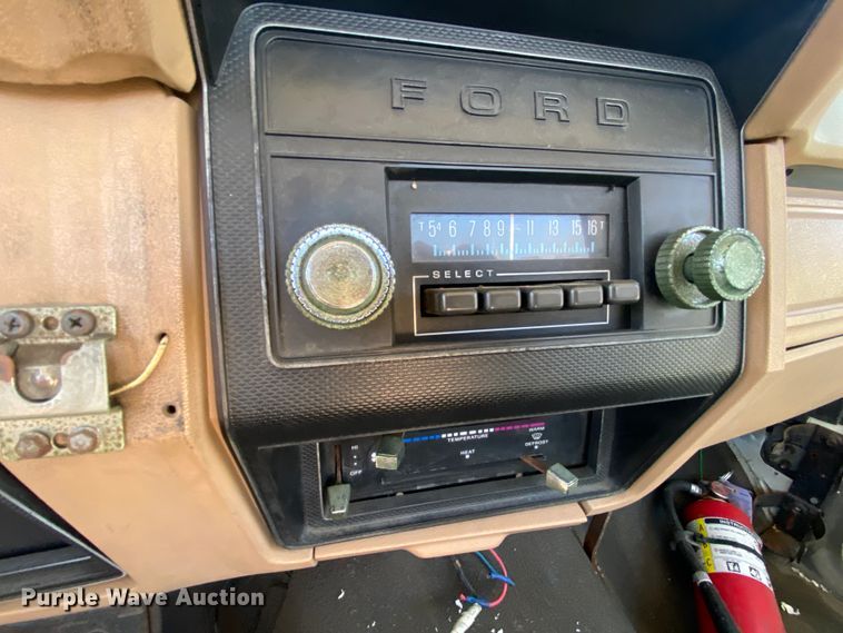 image for item HR9471 1984 Ford 37-2V  tow truck