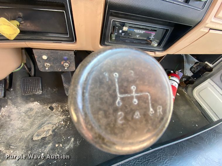 image for item HR9471 1984 Ford 37-2V  tow truck