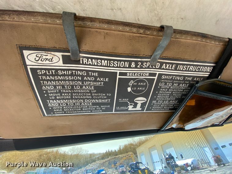 image for item HR9471 1984 Ford 37-2V  tow truck