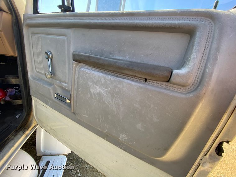 image for item HR9471 1984 Ford 37-2V  tow truck