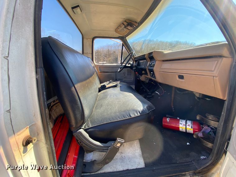 image for item HR9471 1984 Ford 37-2V  tow truck