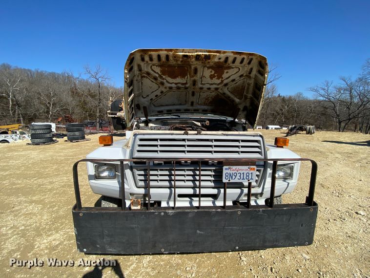 image for item HR9471 1984 Ford 37-2V  tow truck