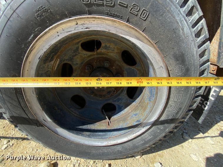 image for item HR9471 1984 Ford 37-2V  tow truck