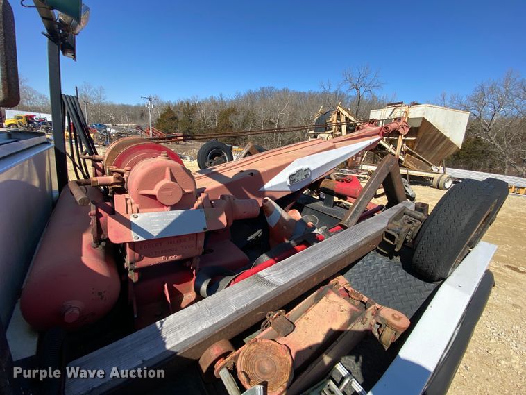 image for item HR9471 1984 Ford 37-2V  tow truck