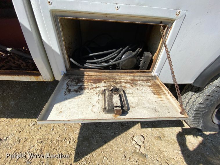 image for item HR9471 1984 Ford 37-2V  tow truck