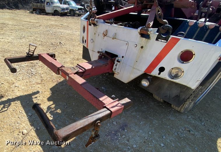 image for item HR9471 1984 Ford 37-2V  tow truck