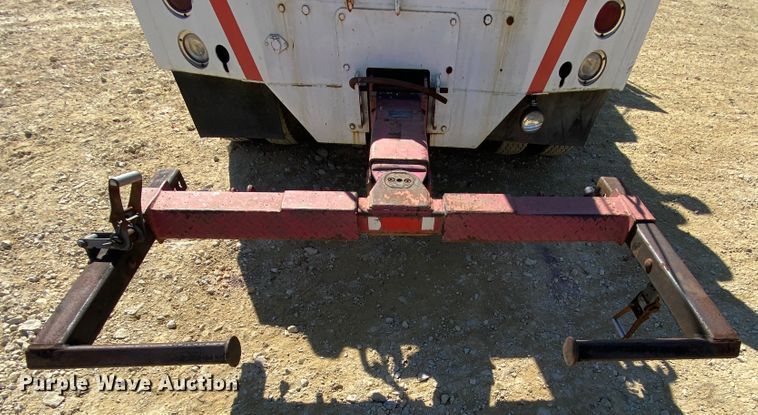 image for item HR9471 1984 Ford 37-2V  tow truck