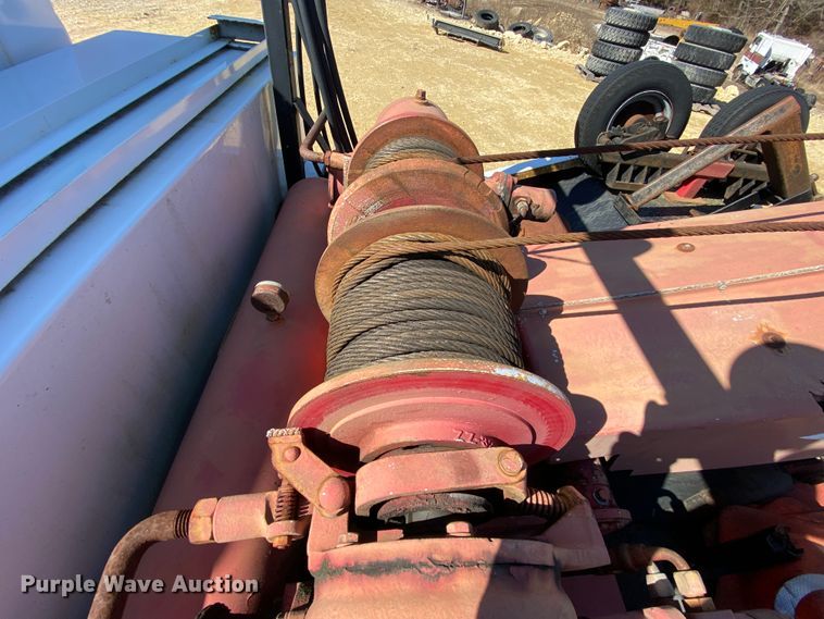 image for item HR9471 1984 Ford 37-2V  tow truck