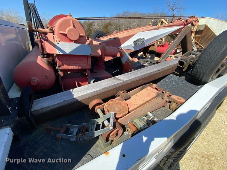 image for item HR9471 1984 Ford 37-2V  tow truck