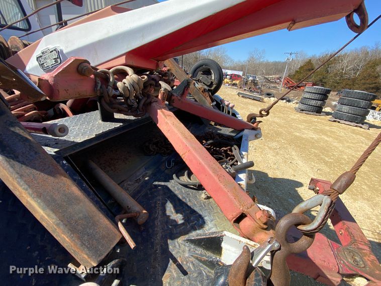 image for item HR9471 1984 Ford 37-2V  tow truck