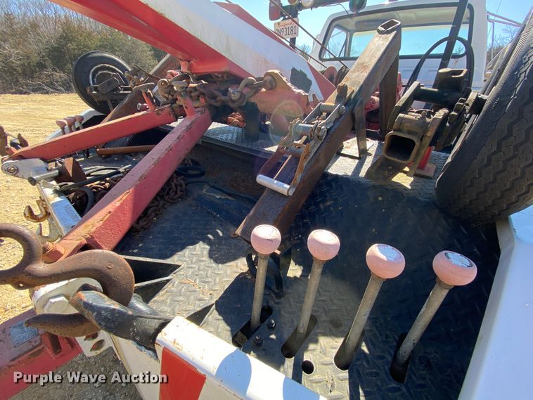 image for item HR9471 1984 Ford 37-2V  tow truck