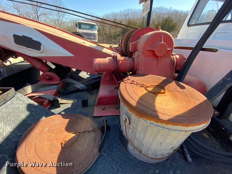 image for item HR9471 1984 Ford 37-2V  tow truck