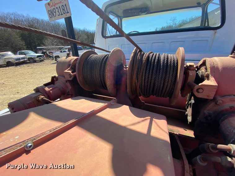 image for item HR9471 1984 Ford 37-2V  tow truck