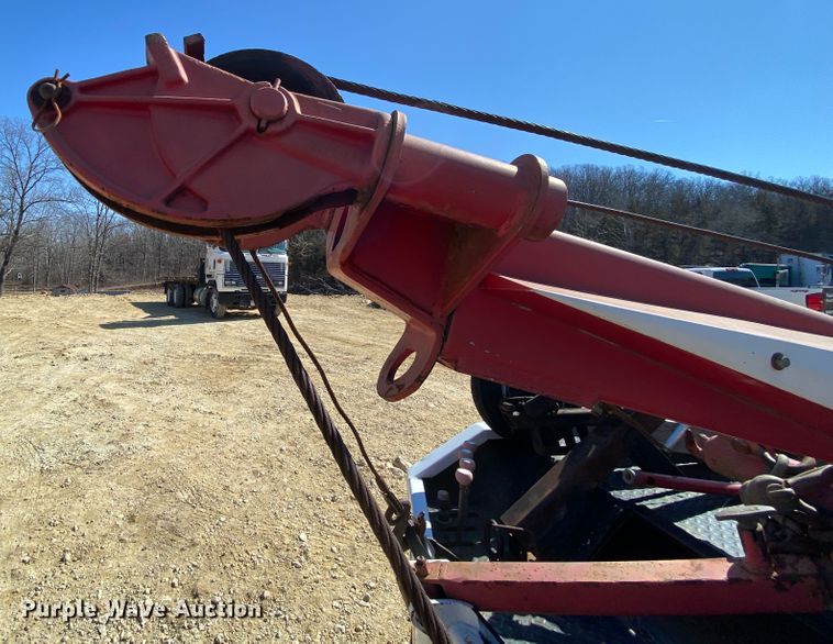 image for item HR9471 1984 Ford 37-2V  tow truck