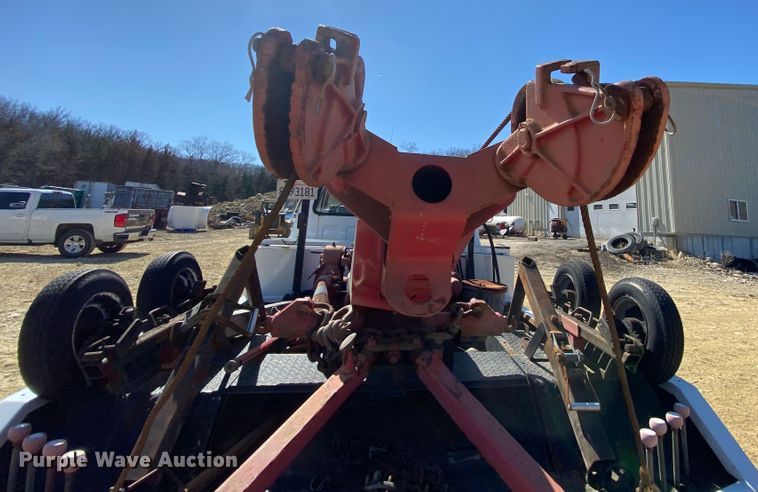 image for item HR9471 1984 Ford 37-2V  tow truck