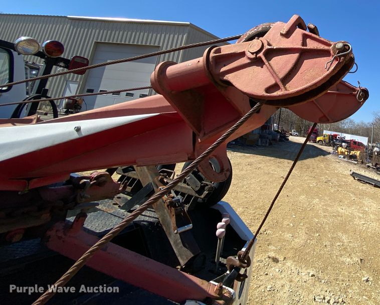 image for item HR9471 1984 Ford 37-2V  tow truck