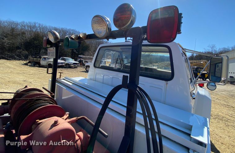 image for item HR9471 1984 Ford 37-2V  tow truck