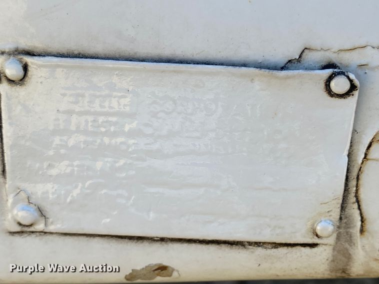 image for item HR9471 1984 Ford 37-2V  tow truck