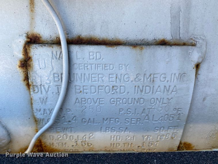 image for item HR9471 1984 Ford 37-2V  tow truck