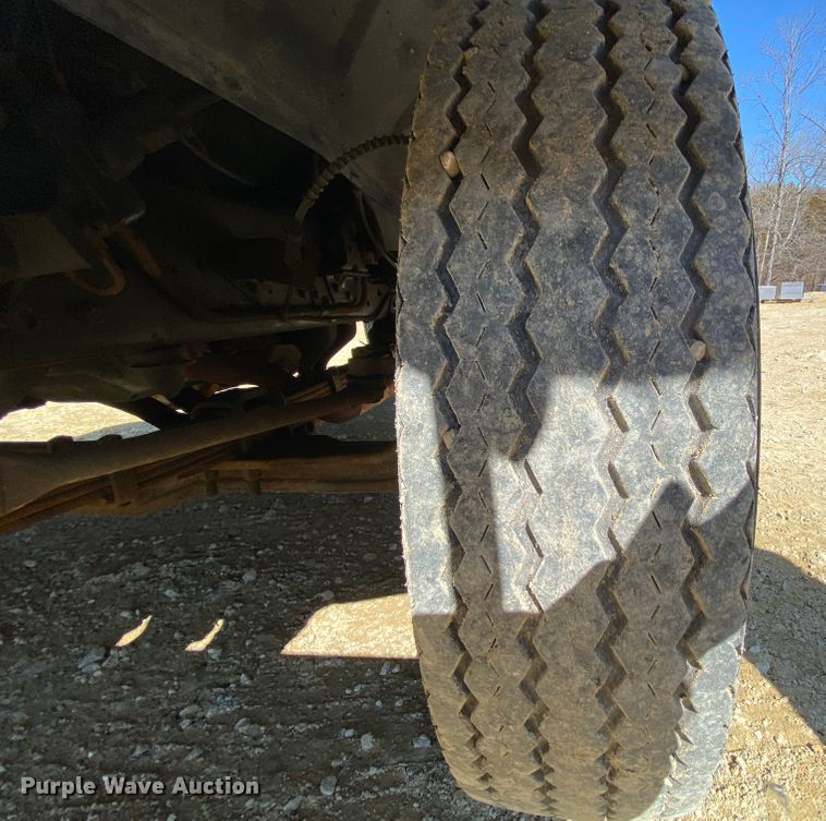 image for item HR9471 1984 Ford 37-2V  tow truck