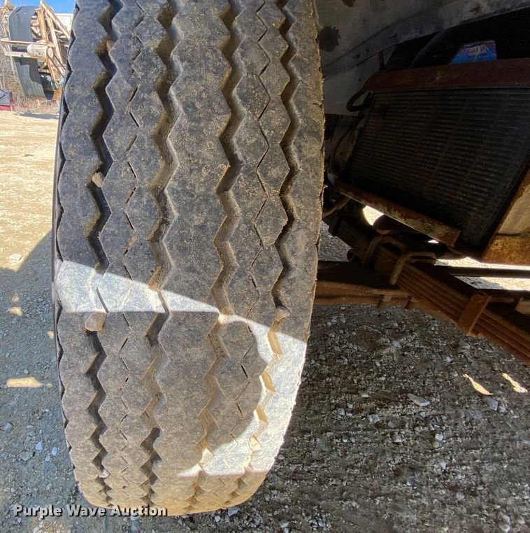 image for item HR9471 1984 Ford 37-2V  tow truck