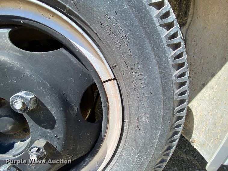 image for item HR9471 1984 Ford 37-2V  tow truck