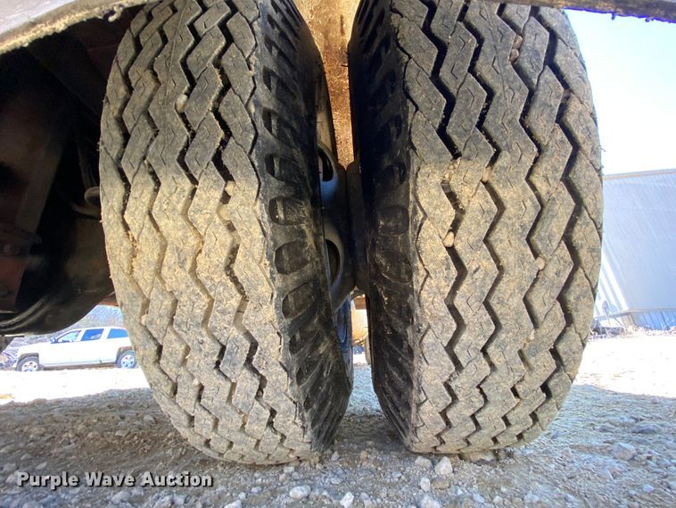 image for item HR9471 1984 Ford 37-2V  tow truck