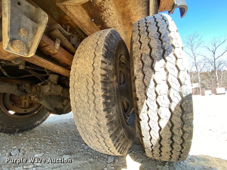 image for item HR9471 1984 Ford 37-2V  tow truck