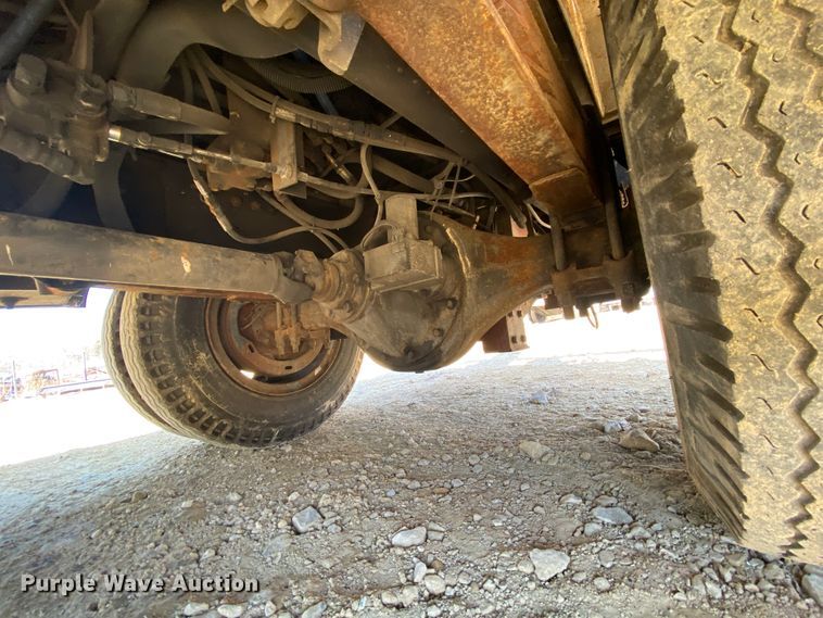 image for item HR9471 1984 Ford 37-2V  tow truck