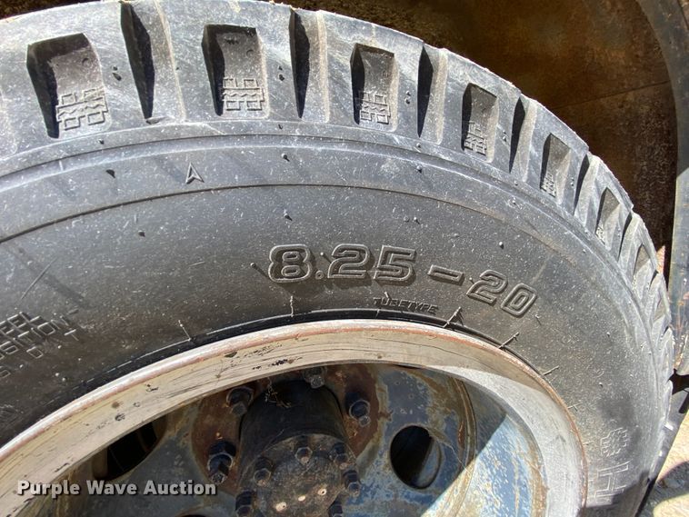 image for item HR9471 1984 Ford 37-2V  tow truck