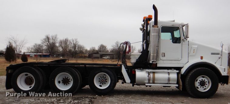 image for item HX9182 2002 Kenworth T800  semi truck