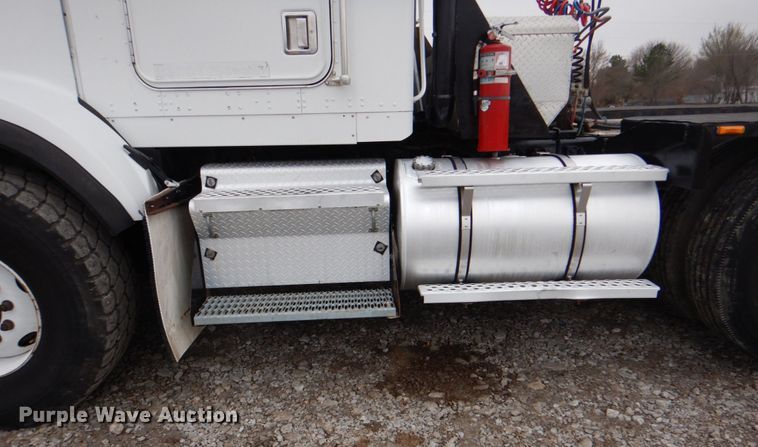 image for item HX9182 2002 Kenworth T800  semi truck