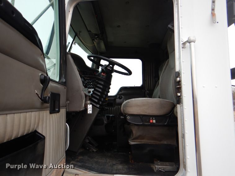 image for item HX9182 2002 Kenworth T800  semi truck