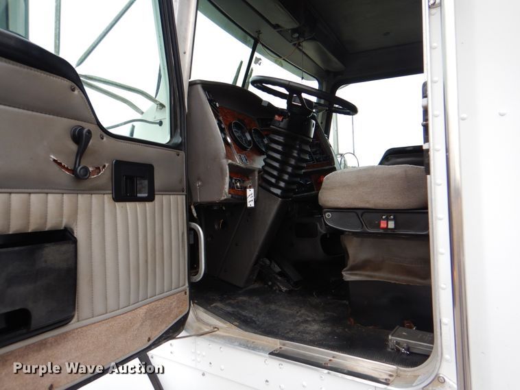 image for item HX9182 2002 Kenworth T800  semi truck