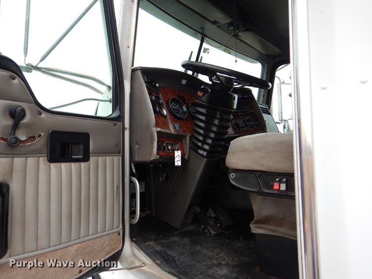 image for item HX9182 2002 Kenworth T800  semi truck