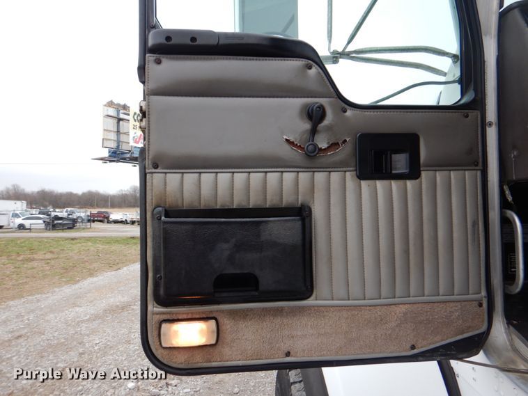 image for item HX9182 2002 Kenworth T800  semi truck