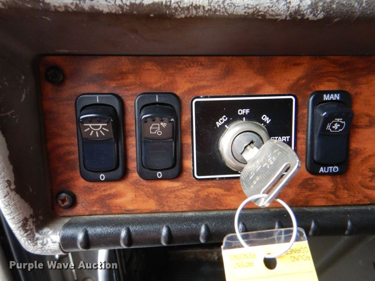 image for item HX9182 2002 Kenworth T800  semi truck