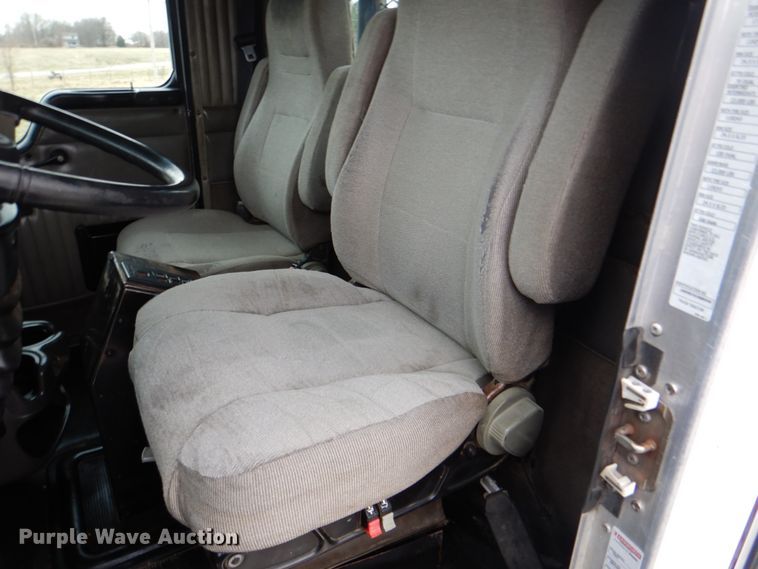 image for item HX9182 2002 Kenworth T800  semi truck