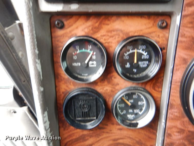 image for item HX9182 2002 Kenworth T800  semi truck