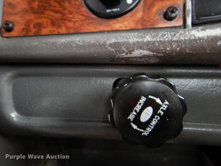 image for item HX9182 2002 Kenworth T800  semi truck